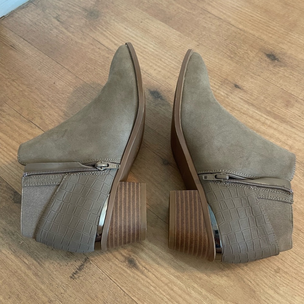 NWOT Vera Bradley Women’s Taupe Ankle Booties with Side Zip - Picture 5 of 6